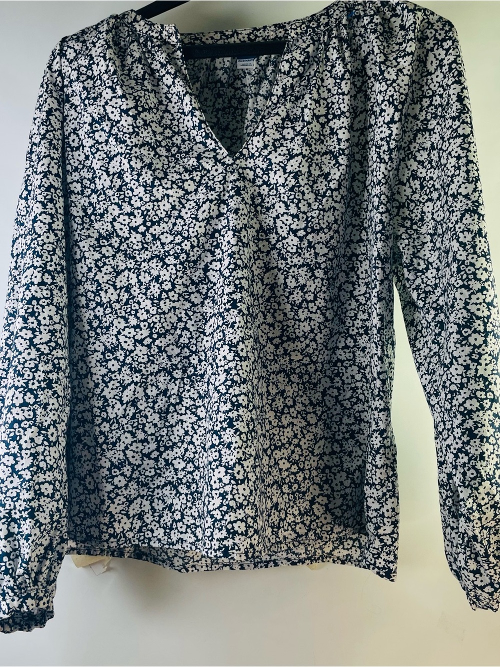 Old Navy Navy and White Floral V-Neck Blouse Size M